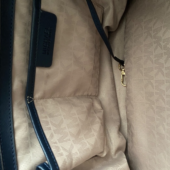 🔥Michael Kors Jet Set Navy Blue Shoulder Bag in Saffiano Leather - Picture 13 of 14